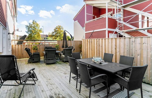 Vallentuna Maison | Radhus i Vallentuna - Bastu, solig terrass, trevåningshus