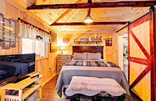 Juniper Cabine | Nordic Spa, Waterfront, Woodstove, Cabin 2