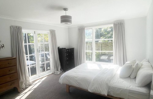 Lower Hutt Maison | 15 minutes from Wellington CBD! Spacious 3 bedroom home in Belmont.
