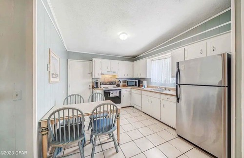 Thomas Drive Maison | Coastal Comfort Near Beach Access, Pet-Friendly