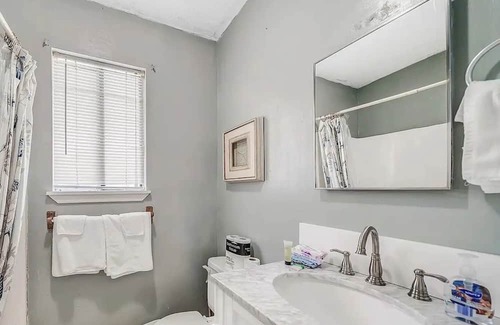 Thomas Drive Maison | Coastal Comfort Near Beach Access, Pet-Friendly