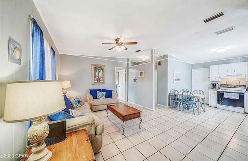 Thomas Drive Maison | Coastal Comfort Near Beach Access, Pet-Friendly