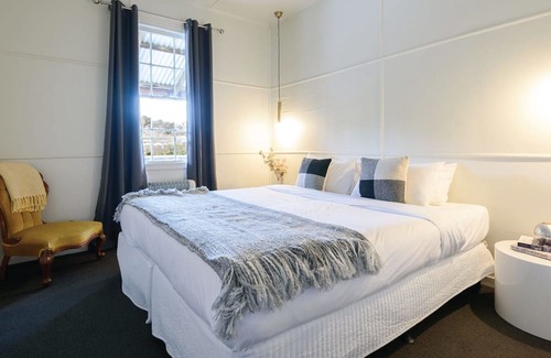 Daylesford Maison | Splinters Cottage, right on Lake Daylesford