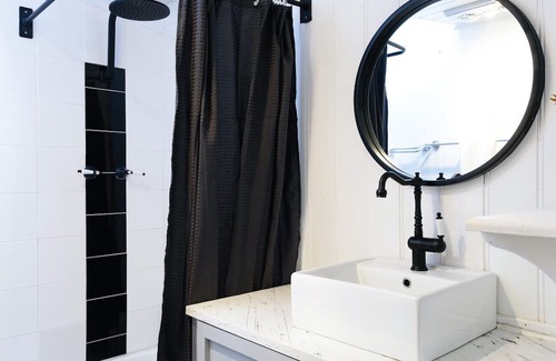 Daylesford Maison | Splinters Cottage, right on Lake Daylesford