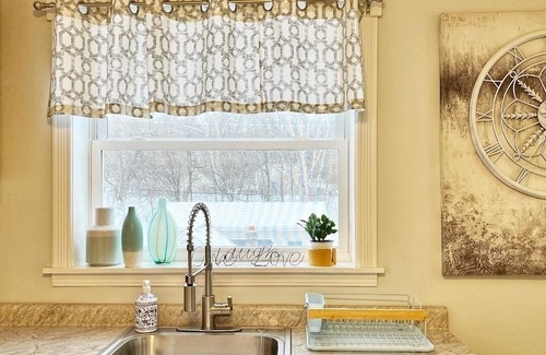 Ishpeming Appartement | Superior Stay and Play. Bright and cheery full size apartment near trails