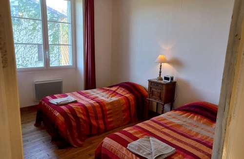 Moussac Maison | Holiday Home 'Gîte La Génevrie' with Private Garden