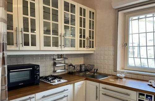 Eygalieres Maison | Cosy retreat in Eygalieres with artist studio. Walking distance to the village