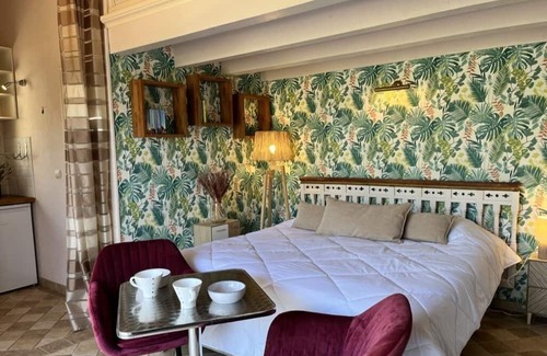 Eygalieres Maison | Cosy retreat in Eygalieres with artist studio. Walking distance to the village