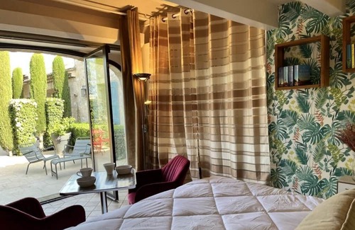 Eygalieres Maison | Cosy retreat in Eygalieres with artist studio. Walking distance to the village