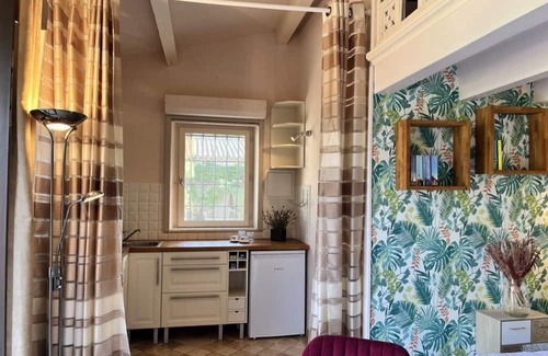 Eygalieres Maison | Cosy retreat in Eygalieres with artist studio. Walking distance to the village