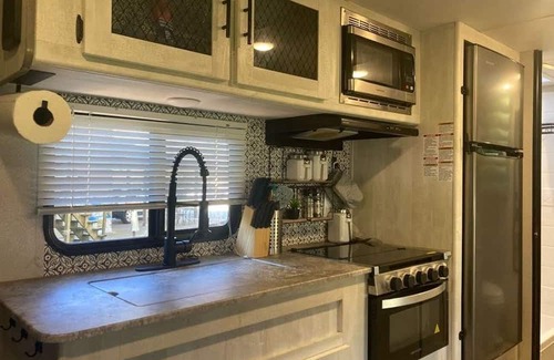 Villa Ridge Maison | Country Living RV near Six Flags!