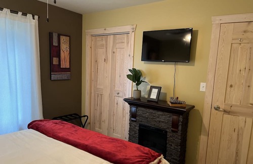 Division No. 4 Cabine | Private cabin with hot tub and gazebo located at beautiful Rock Lake, MB