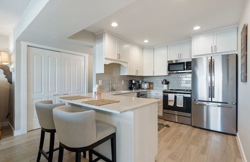 Briarcliff Copropriété | Classy Lake Travis condo with a pool and Hot tub