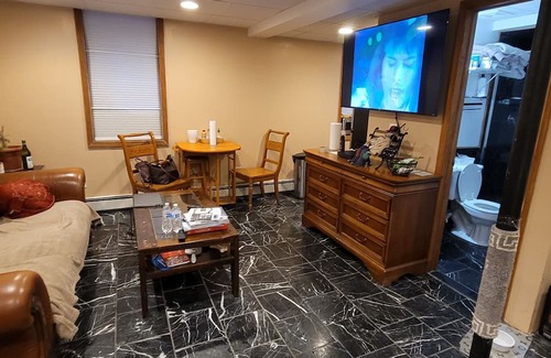Halesite Appartement | Studio large room, kitchenette, full bath, off street parking 1 car