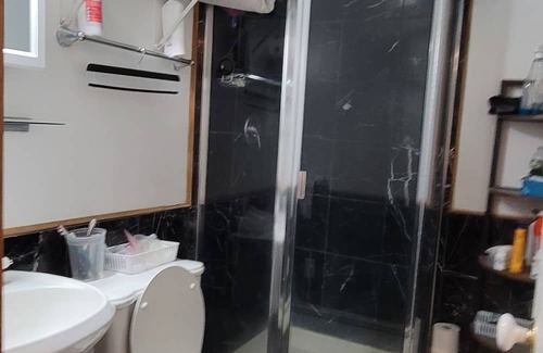 Halesite Appartement | Studio large room, kitchenette, full bath, off street parking 1 car