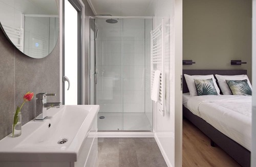 Lattrop Maison | The Amalia 4 Eco is a luxurious holiday home with a private sauna, a spacious living room, open kitchen, two bedrooms and a spacious patio.