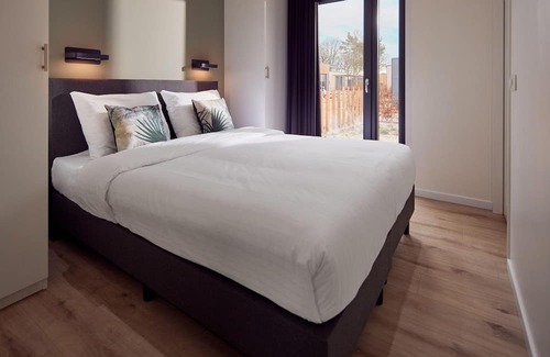 Lattrop Maison | The Amalia 4 Eco is a luxurious holiday home with a private sauna, a spacious living room, open kitchen, two bedrooms and a spacious patio.