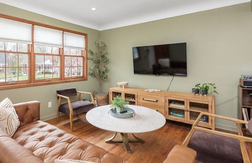 Mount Washington Maison | Charming Urban Bungalow in Cincinnati - Dog Friendly