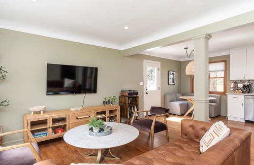 Mount Washington Maison | Charming Urban Bungalow in Cincinnati - Dog Friendly