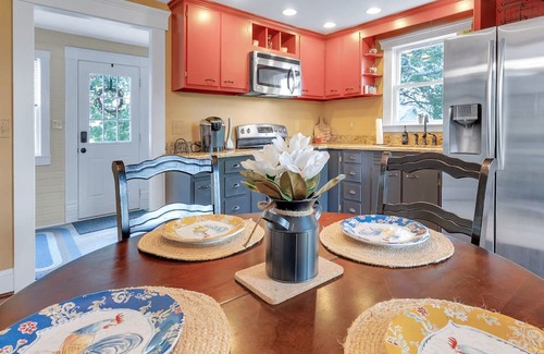 Port Royal Autre | Enjoy the country life at our Charming Farmhouse.