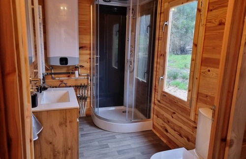 Saint-Martin-du-Puy Chalet De Ski | Lacustre, Cabane Pilotis sur L'eau un Hébergement Insolite au lac de Chaumeçon