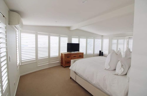 Milford Maison | Luxe Private Pool + Beach Front Home