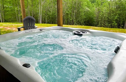 Vista Acres Maison | Alta Lane: 4 min to LU!, Hot Tub + Mountain Views