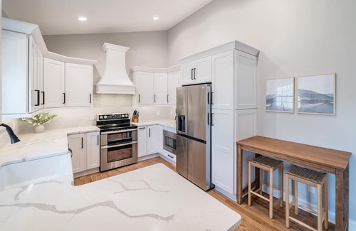 Vista Acres Maison | Alta Lane: 4 min to LU!, Hot Tub + Mountain Views