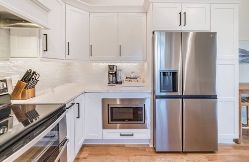 Vista Acres Maison | Alta Lane: 4 min to LU!, Hot Tub + Mountain Views