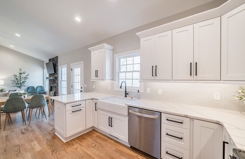 Vista Acres Maison | Alta Lane: 4 min to LU!, Hot Tub + Mountain Views