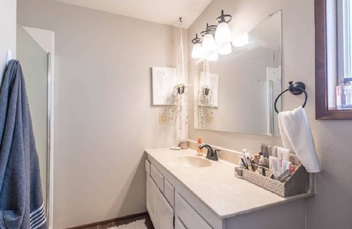 Lebanon Maison | Cute, clean room,shared space and a huge yard,1mi to hospital and m.college