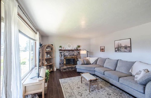 Lebanon Maison | Cute, clean room,shared space and a huge yard,1mi to hospital and m.college