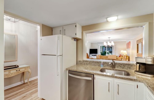 Hilton Head Maison | Newly Updated! Heated Pool! Close to Coligny!