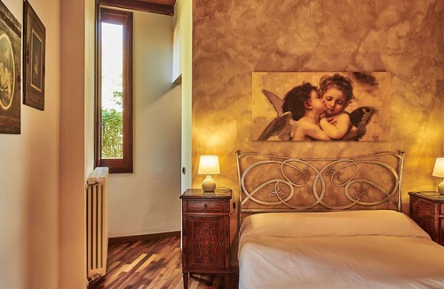 Corsico Villa | Wonderful private villa for 8 people with hot tub, WIFI, A/C, TV, patio, pets allowed and parking