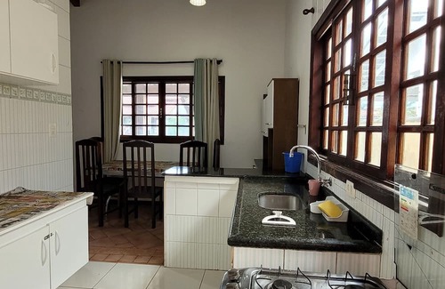Bairro da Enseada Maison | Casa na Praia 3 Quartos, Espaço Seguro Para Pets , Piscina e Salão de Jogos