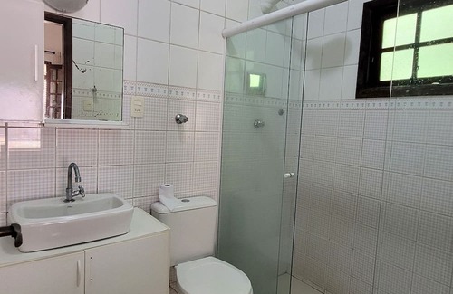 Bairro da Enseada Maison | Casa na Praia 3 Quartos, Espaço Seguro Para Pets , Piscina e Salão de Jogos