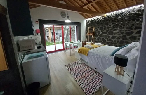 Angra do Heroismo Appartement | Studio Apartment 'Casa Do Poço - Casinha' with Mountain View, Shared Terrace and Wi-Fi