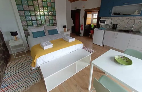 Angra do Heroismo Appartement | Studio Apartment 'Casa Do Poço - Casinha' with Mountain View, Shared Terrace and Wi-Fi