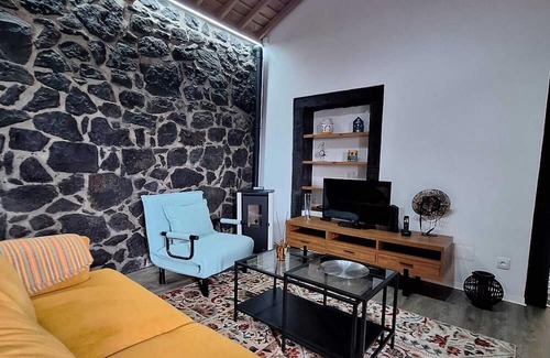 Angra do Heroismo Maison | Holiday Home 'Casa Do Poço - Casa Grande' with Shared Terrace and Wi-Fi