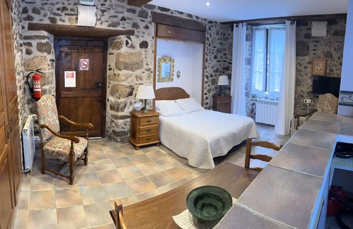 Navarra Pyrenees Appartement | Studio Apartment 'Etxezuria' with Mountain View, Private Garden and Wi-Fi