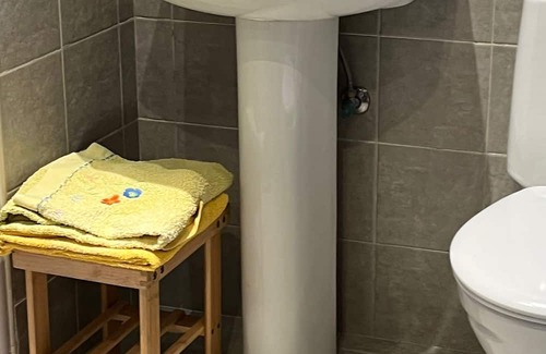 Navarra Pyrenees Appartement | Studio Apartment 'Etxezuria' with Mountain View, Private Garden and Wi-Fi