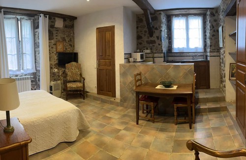 Navarra Pyrenees Appartement | Studio Apartment 'Etxezuria' with Mountain View, Private Garden and Wi-Fi