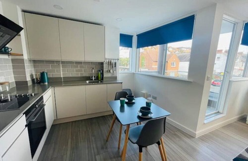 Isle of Grain Appartement | Leigh Broadway Apartment With Parking & Balcony