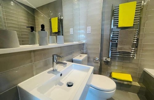 Isle of Grain Appartement | Leigh Broadway Apartment With Parking & Balcony