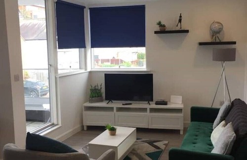 Isle of Grain Appartement | Leigh Broadway Apartment With Parking & Balcony