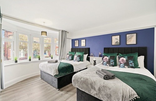 Forest Fields Maison | Stylish 4 Bed House in Nottingham - sleeps 15