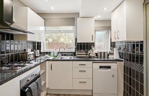 Forest Fields Maison | Stylish 4 Bed House in Nottingham - sleeps 15