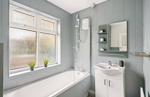 Forest Fields Maison | Stylish 4 Bed House in Nottingham - sleeps 15