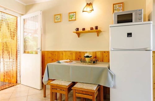 Balatonszarszo Maison | Stunning villa for 5 people with TV, patio and parking