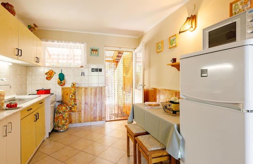 Balatonszarszo Maison | Stunning villa for 5 people with TV, patio and parking
